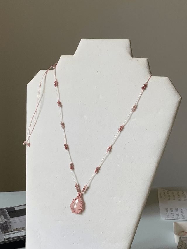 Collier, Quartz rose naturel, micro-macramé 