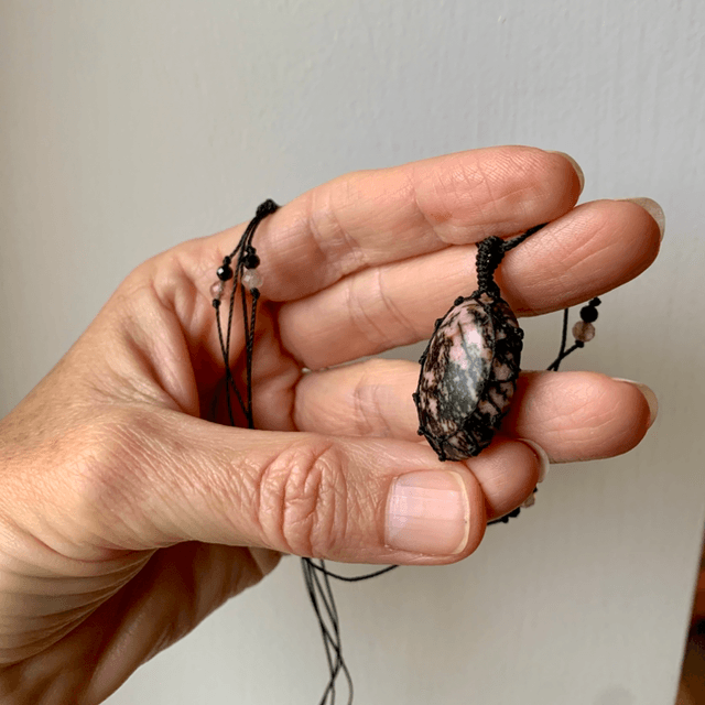 Collier Rhodonite en micro-macramé 