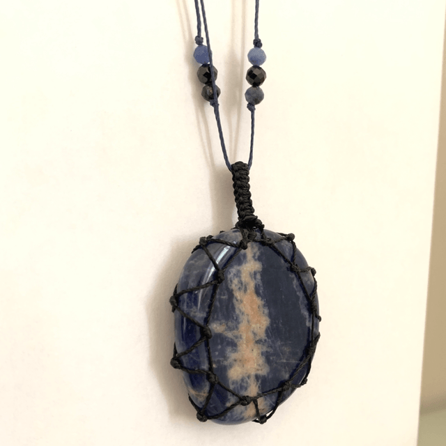 Sautoir, Sodalite naturelle, micro-macramé 
