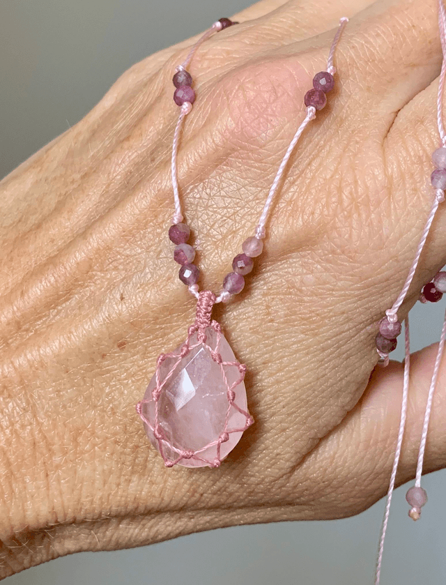 Collier, Quartz rose naturel, micro-macramé 