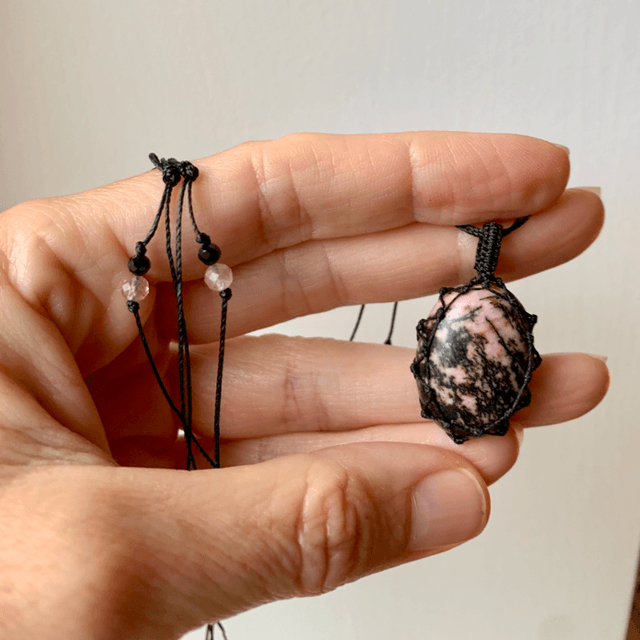 Collier Rhodonite en micro-macramé 
