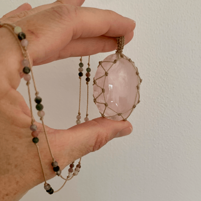 Sautoir, Quartz rose naturel, micro-macramé 