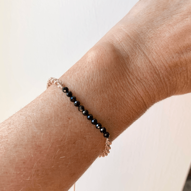 Bracelet, Spinelles noirs, micro-macramé