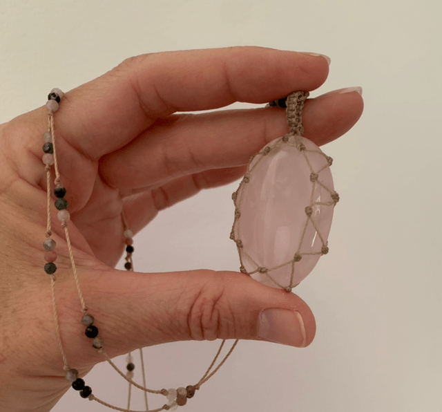 Sautoir, Quartz rose naturel, micro-macramé 