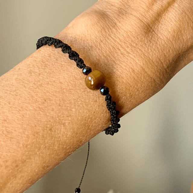 Bracelet, Oeil de Tigre et Spinelles noirs, micro-macramé 