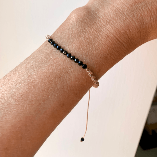 Bracelet, Spinelles noirs, micro-macramé