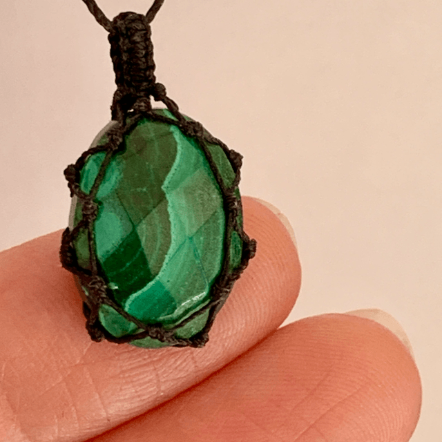 Collier, Malachite naturelle, micro-macramé