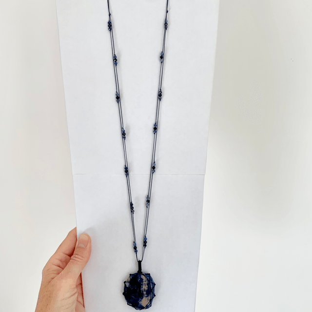 Sautoir, Sodalite naturelle, micro-macramé 