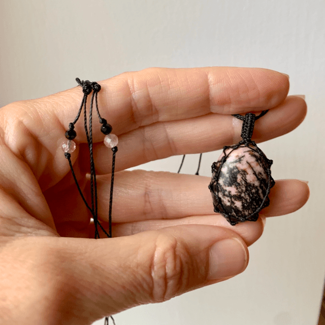 Collier Rhodonite en micro-macramé 