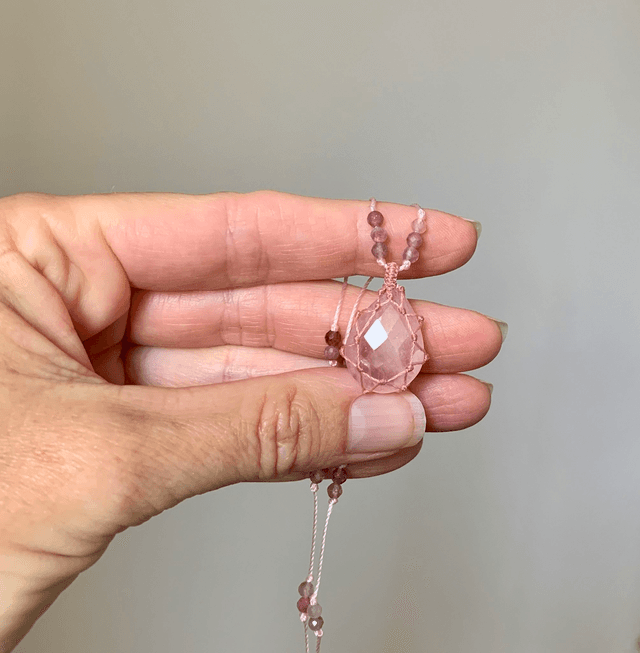 Collier, Quartz rose naturel, micro-macramé 