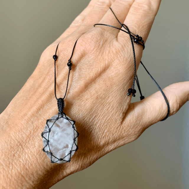 Collier, Cristal de Roche naturel, micro-macramé 