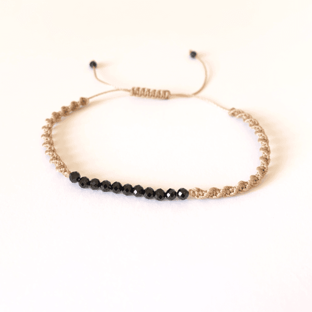 Bracelet, Spinelles noirs, micro-macramé